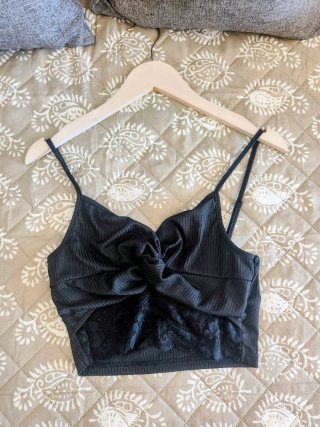 Top corto negro con encaje