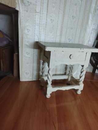 Mesita auxiliar antigua de madera
