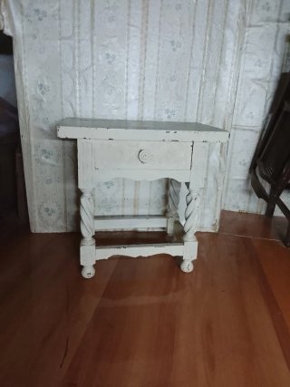 Mesita auxiliar antigua de madera
