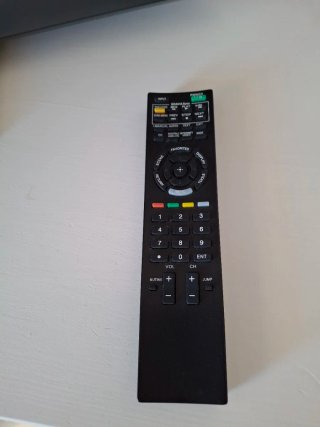 TV Sony Bravia negro con mando a distancia