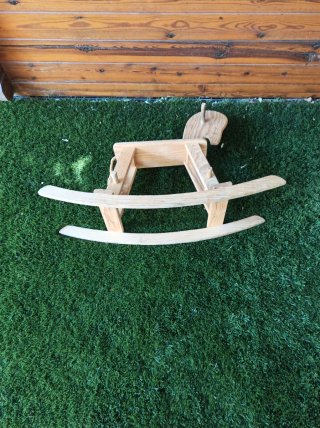 Caballito de madera para niños