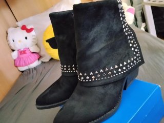 Botines negros con tachuelas