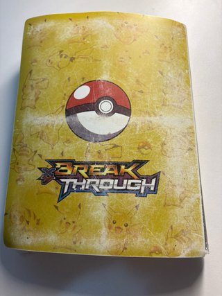Álbum de cartas Pokémon Breakthrough casi lleno
