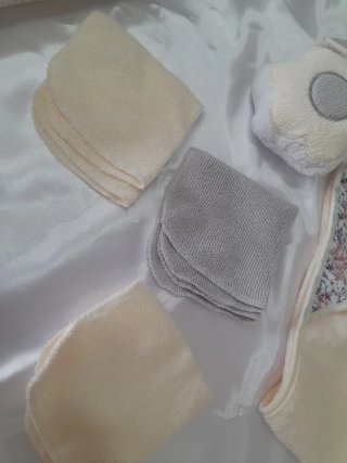 Set bagno neonato: accappatoio, toy, lavette