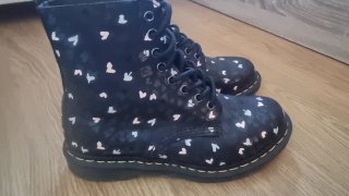 Botas Dr. Martens con corazones