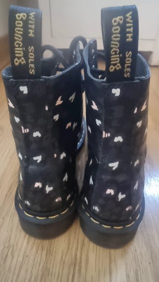 Botas Dr. Martens con corazones