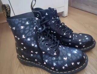 Botas Dr. Martens con corazones