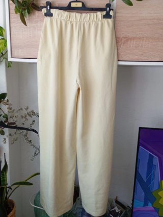 Pantalón Zara interlock amarillo