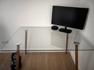 Mesa de cristal con patas de metal “madera”