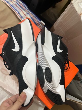 Lote Gimnasio: Zapatillas Nike, Calcetines y Botel