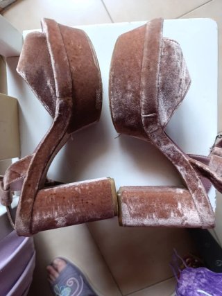 Sandalias Zara Terciopelo Marrón Rosado.
