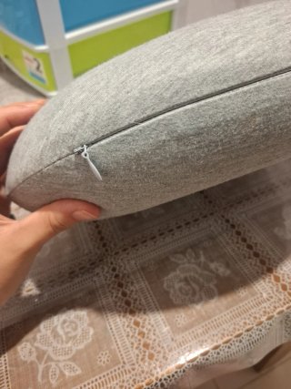 Almohada de viaje gris con capucha