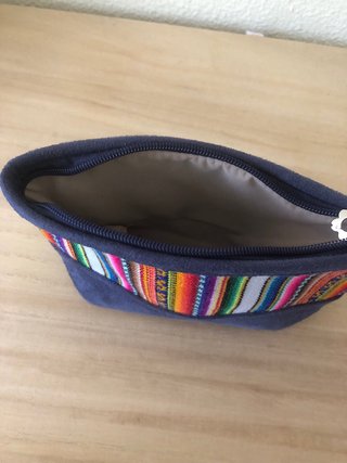 Monedero neceser azul y multicolor