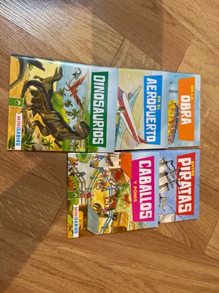 5 mini libros de diferentes historias.