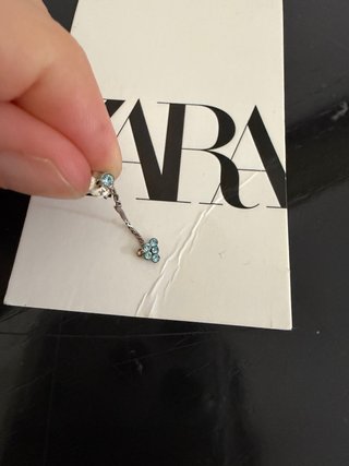 Orecchino Zara con strass azzurri