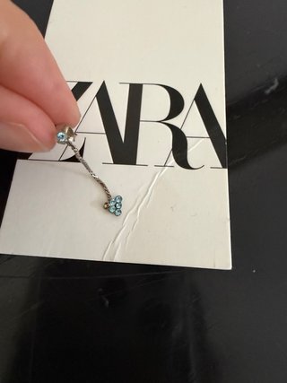 Orecchino Zara con strass azzurri