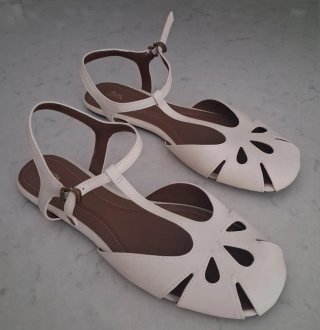 Sandalias planas ZARA blancas