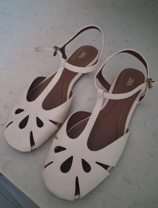 Sandalias planas ZARA blancas