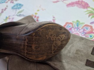 Botines de ante con hebillas