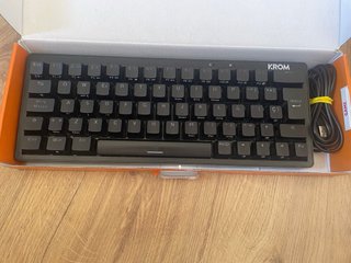 Teclado Krom Kreator 60% con switches rosas