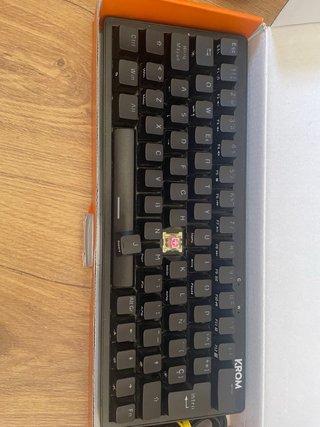 Teclado Krom Kreator 60% con switches rosas
