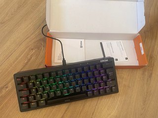 Teclado Krom Kreator 60% con switches rosas