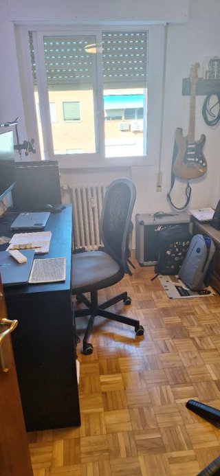 Silla ergonómica de oficina gris y negra