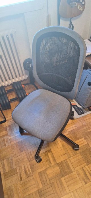 Silla ergonómica de oficina gris y negra