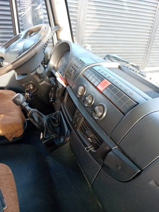 CAMION GRUA BASCULANTE IVECO