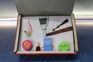 01. Coqueta, para tu muñeca. Caja con productos de tocador de juguete. Años 60.