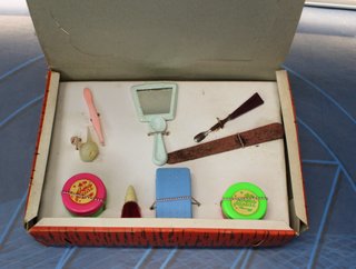 01. Coqueta, para tu muñeca. Caja con productos de tocador de juguete. Años 60.