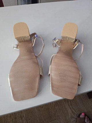Sandalias doradas  de mujer