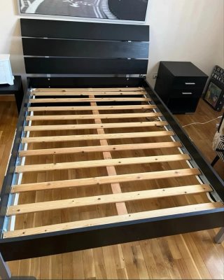 Cama doble negra con base de listones
