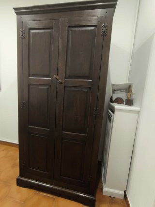 Armario antiguo madera maciza altillo perchero