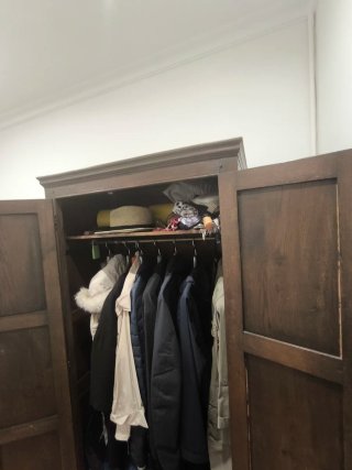 Armario antiguo madera maciza altillo perchero