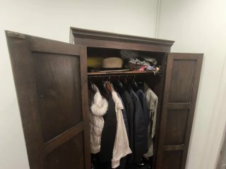 Armario antiguo madera maciza altillo perchero
