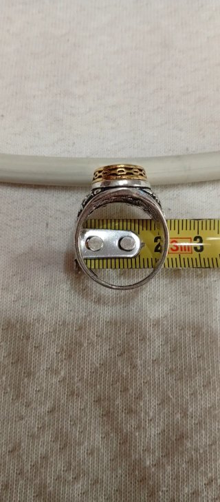 Anillo con piedra ovalada y detalles
