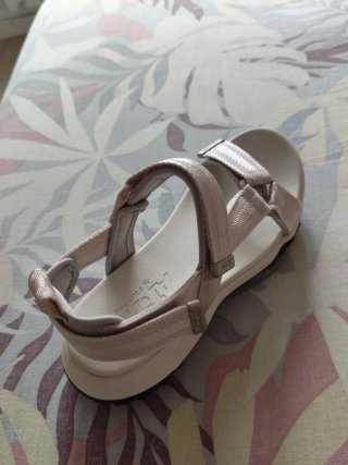 Sandalias blancas cómodas