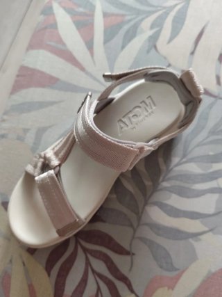 Sandalias blancas cómodas