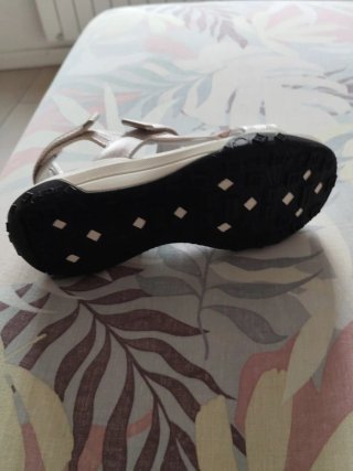 Sandalias blancas cómodas