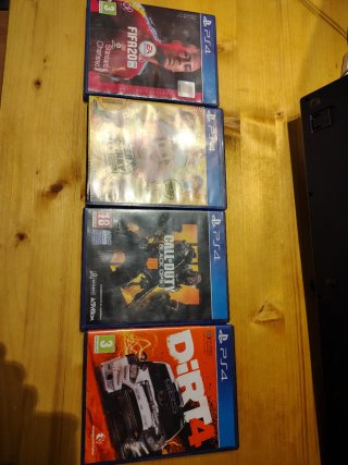 4 Giochi PS4: FIFA 20, DiRT 4, COD, Super Monkey B