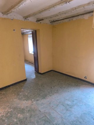 Casa de pueblo con jardín para reformar