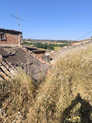Casa de pueblo con jardín para reformar
