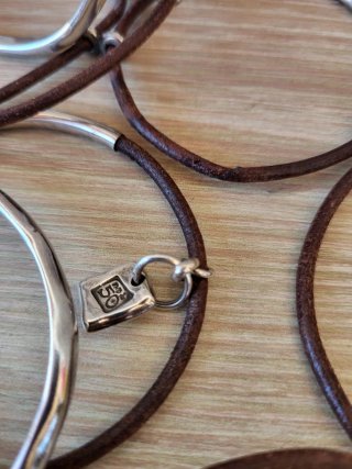 Pulsera Uno de 50 Cuero y Plata