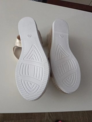 Sandalias doradas de cuña para mujer