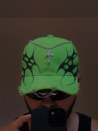 Gorra customizada verde neón con cadena