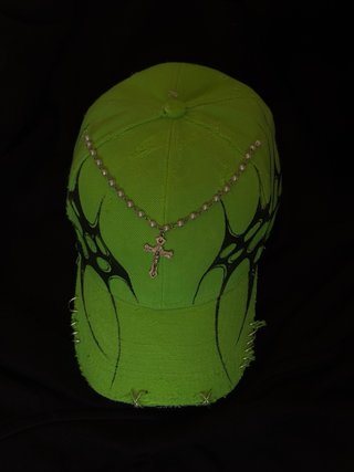 Gorra customizada verde neón con cadena
