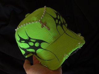 Gorra customizada verde neón con cadena