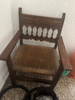 Silla antigua de madera tallada.