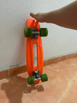 Monopatín Skate Negro y mini skate naranja